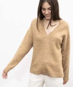 بلوزة حريمي من القطيفة بلون موحد